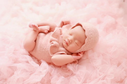 鹤壁宝宝吃手是饿了吗